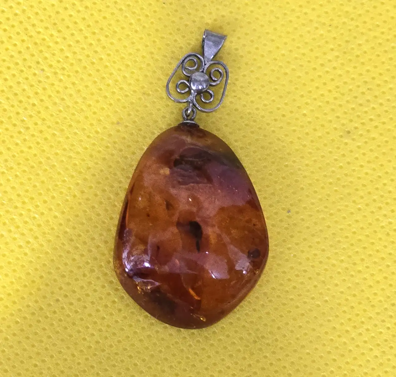 תליון ישן עשוי כסף משולב אבן ענבר, כסף נבדק (מעל 900). אורך - 4.7 ס"מ. משקל כולל - 5.1 גרם.