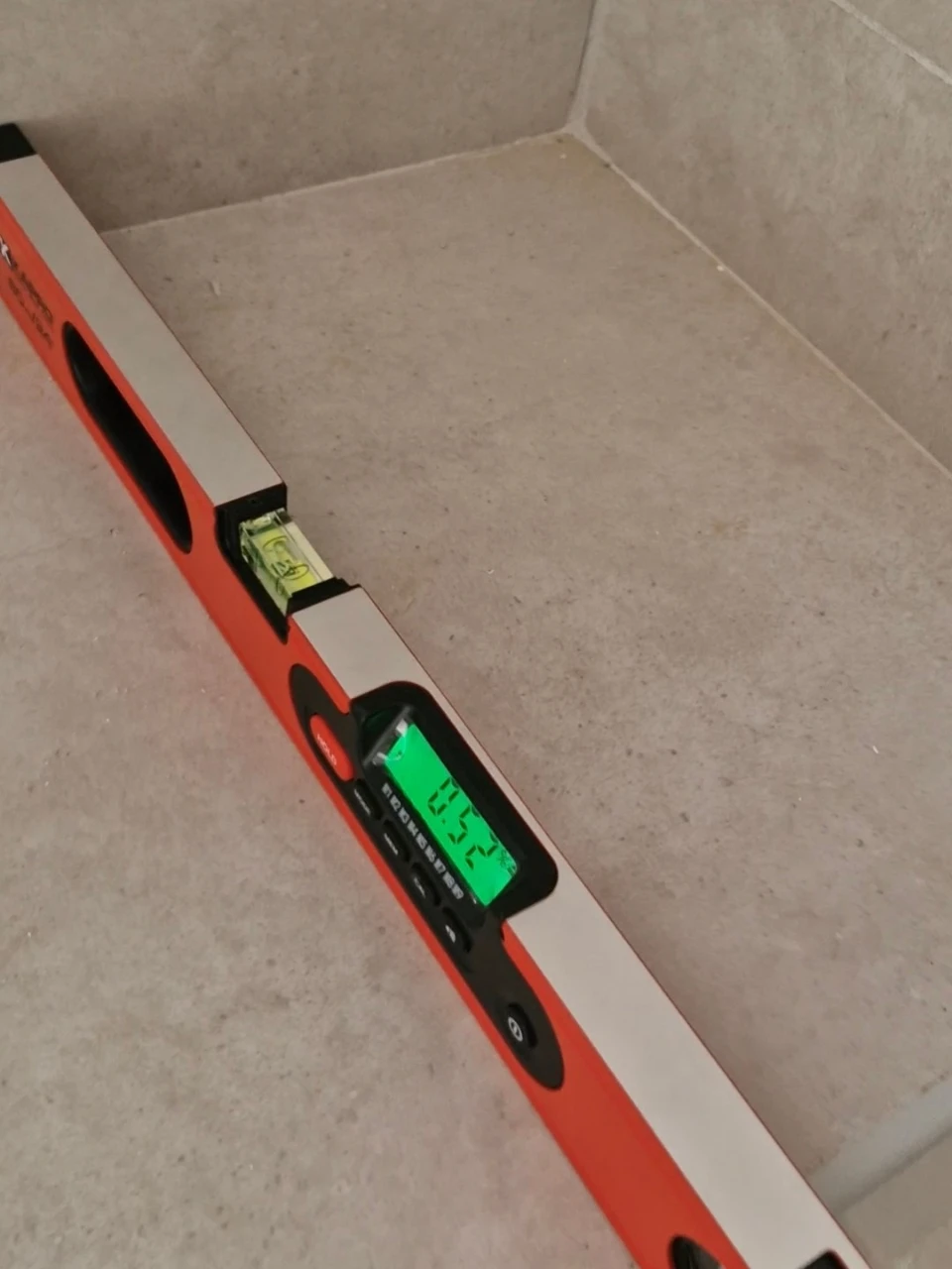 מושב מרוצב בחדר רחצה עם שיפוע לא תקני