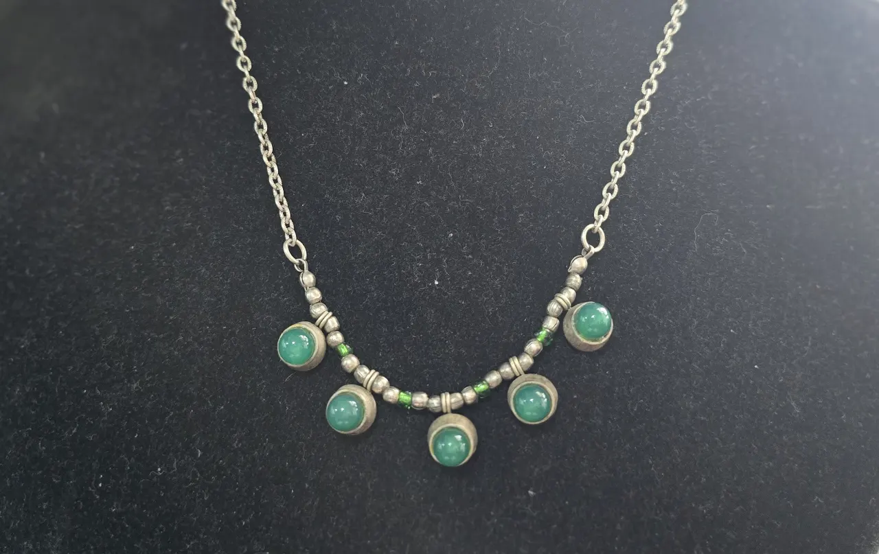 שרשרת חוליות כסופה (כסף טיבטי) ובמרכזה ישנם 5 תליונים עגולים בגווני כסף וירוק שהאבנים בתוכם קבושון ג'ייד סגנון וינט'ג מתאים לאספנים נוסטלגים