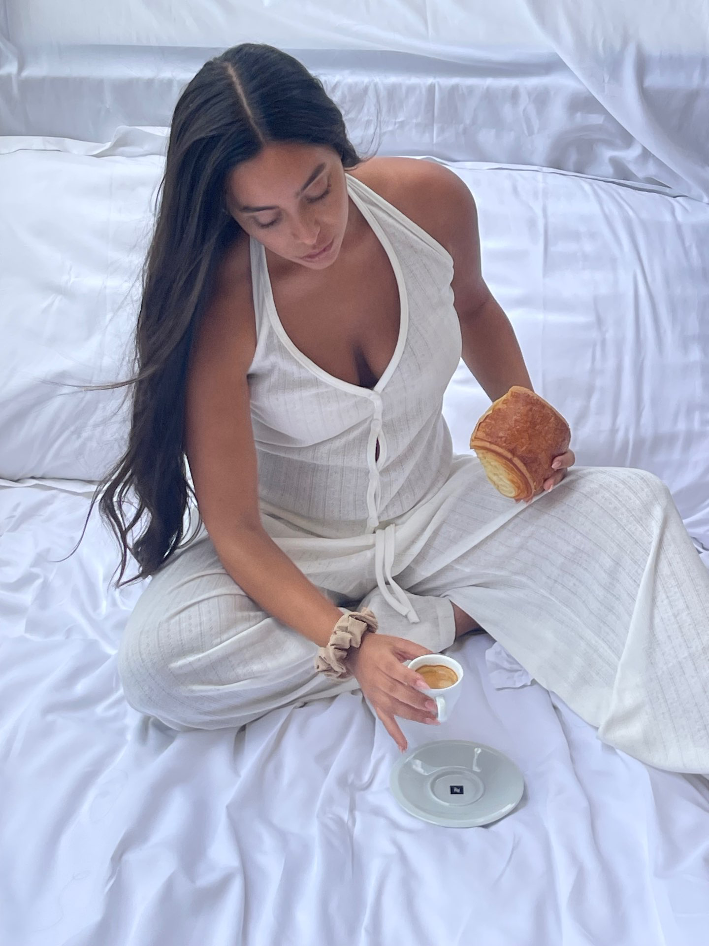 דגם פוינטל צבע לבן