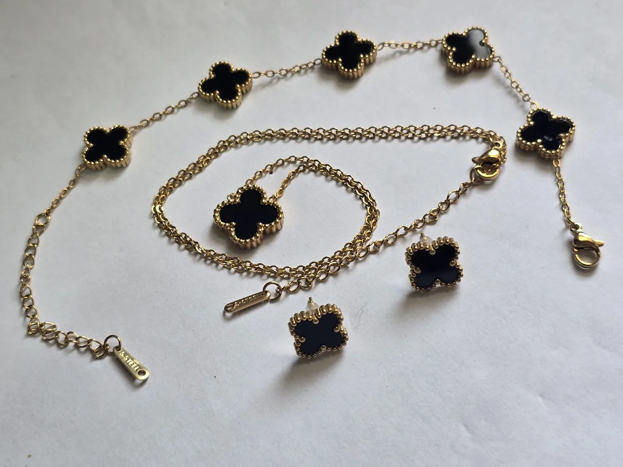 סט של שרשרת צמיד ועגילם הכל ציפוי זהב ואבן אוניקס