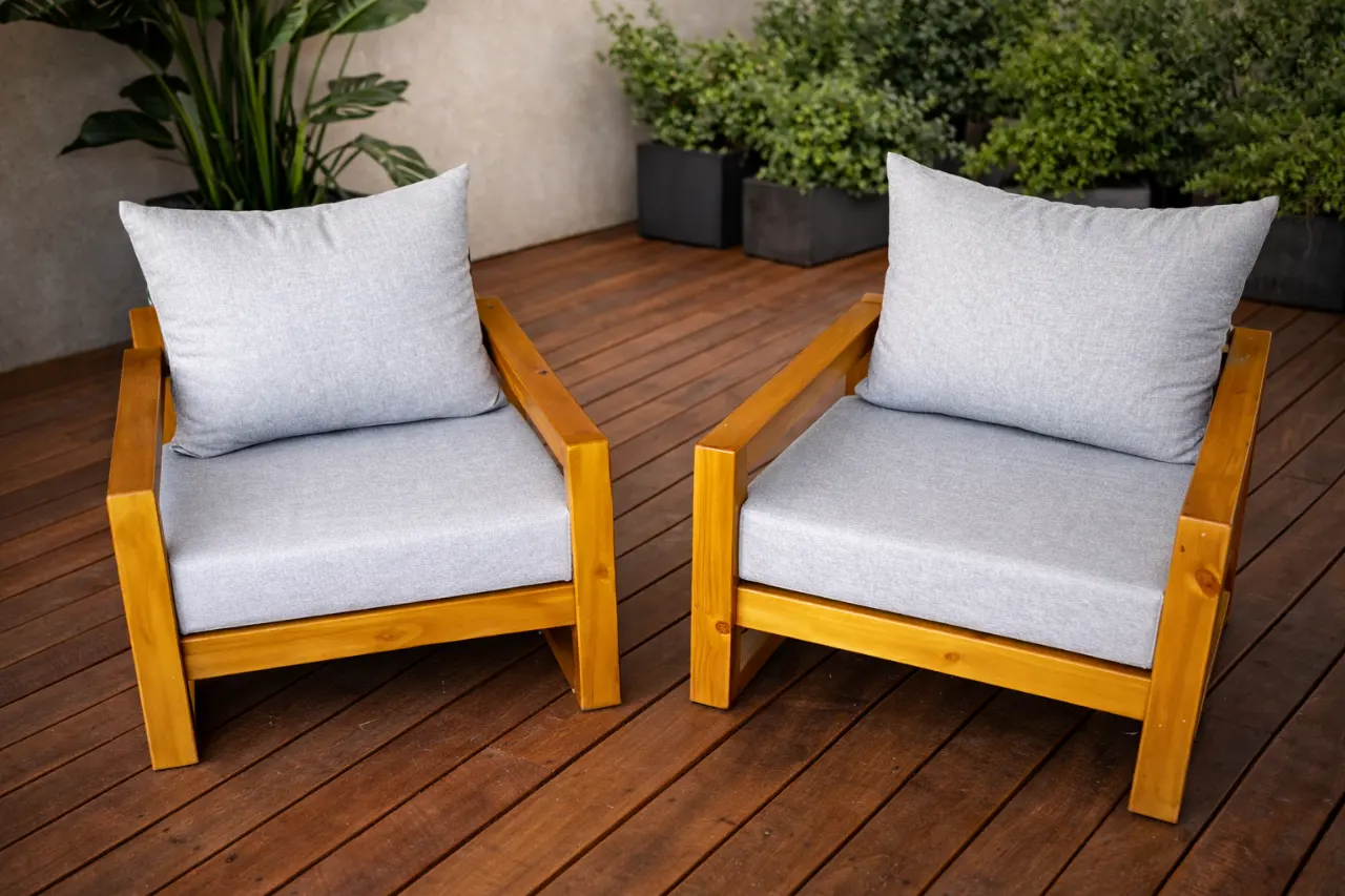 כורסאות גן מעץ אורן בגוון טבעי.