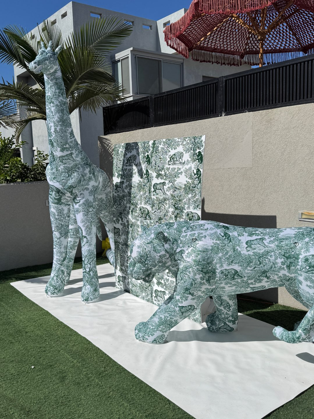 מייצגי תפאורה ג׳ירפה ונמר דיור ירוק