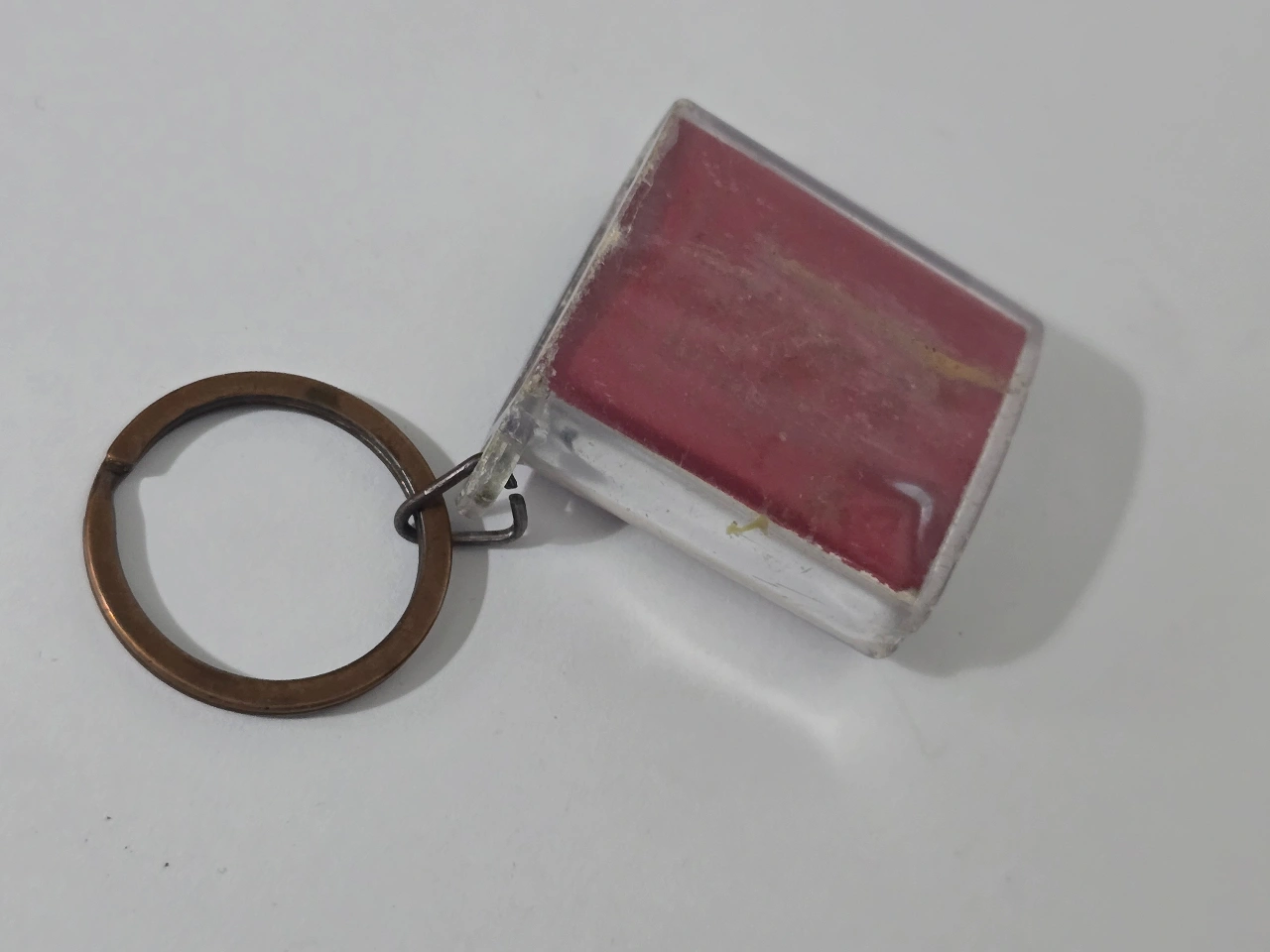 מחזיק מפתחות עם ספר תהילים מונח בקופסת פלסטיק