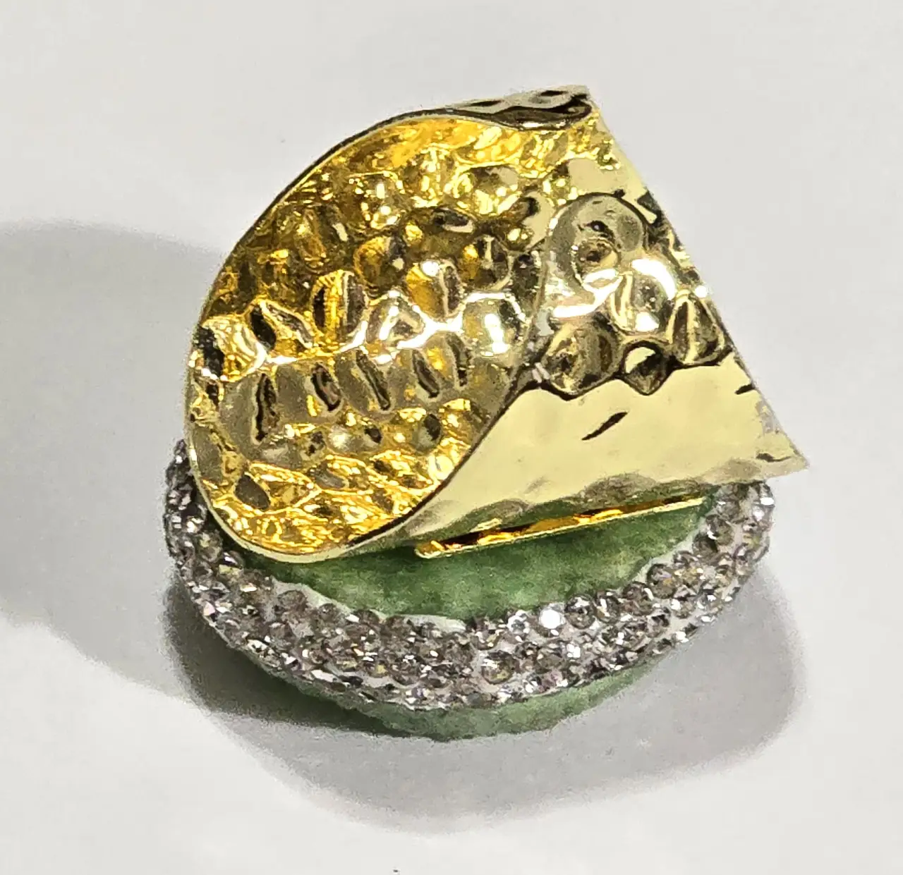 טבעת מדהימה בעבודת יד! משובצת באבן מחוספסת נוצצת גבישית בצבע ירוק