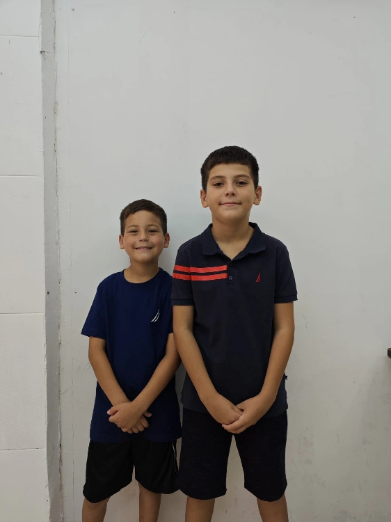 חולצת פולו נאוטיקה כחולה עם פס אדום