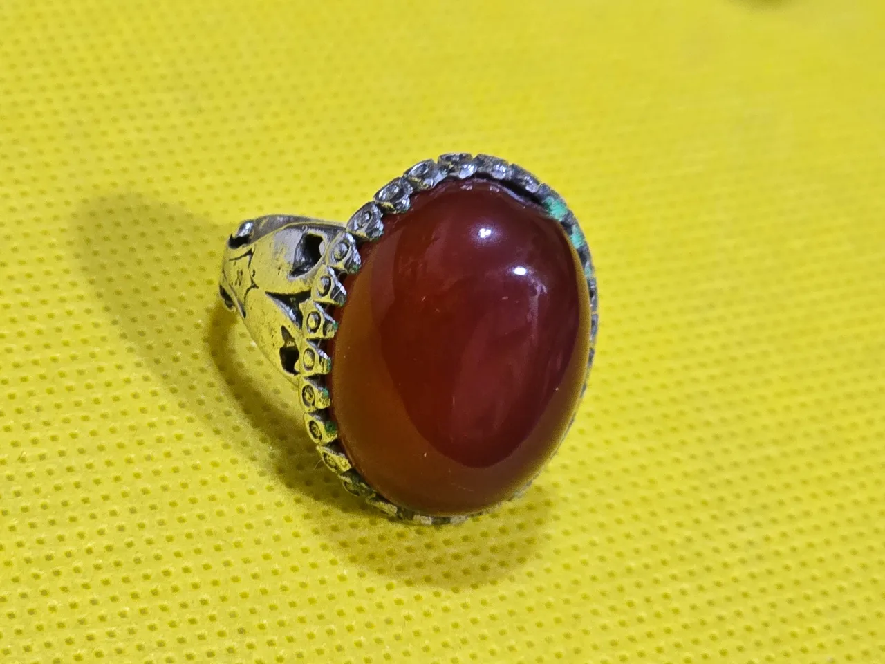 טבעת כסף גדולה לגבר עם שיבוץ אבן קורנילאן משקל 10.9 גרם  מידה 10.5---11