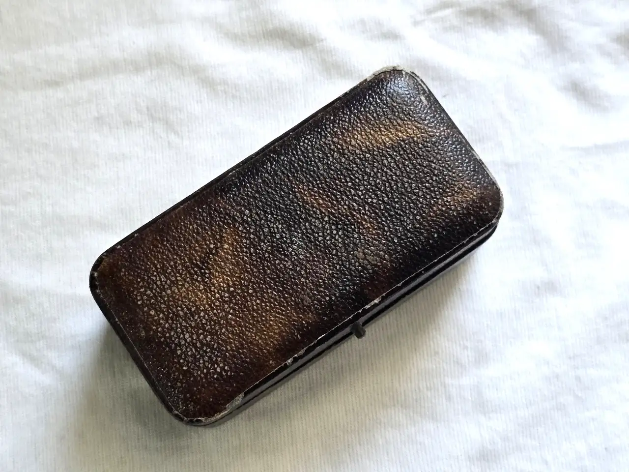 זוג קופסאות קטנות לתכשיטים מעטפת דמוי עור ישנות עד עתיקות הקופסאות מרופדות בפנים מידות הגדולה 9\4\4 ס'מ .המידות של הקטנה 7\3\2 ס'מ