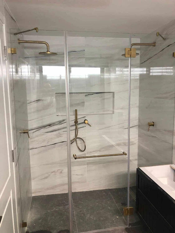 התקנה איכותית של מקלחונים: מפתח לחווית מקלחת מושלמת ובטוחה