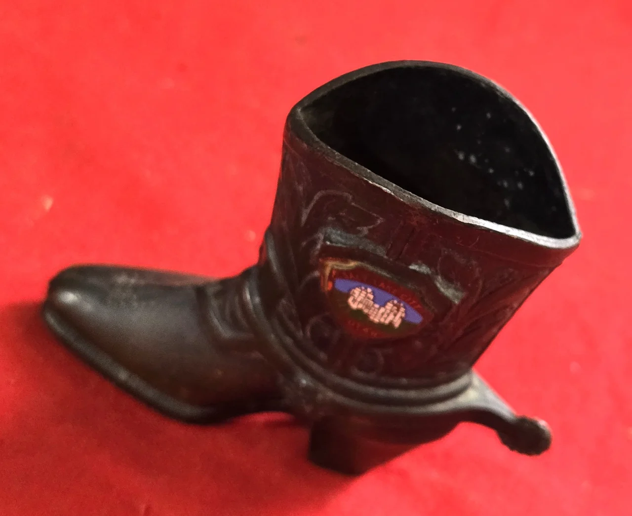 פיגורה ממתכת כנראה ברונזה מגף בוקרים גובה כולל עקב 6.5 ס'מ