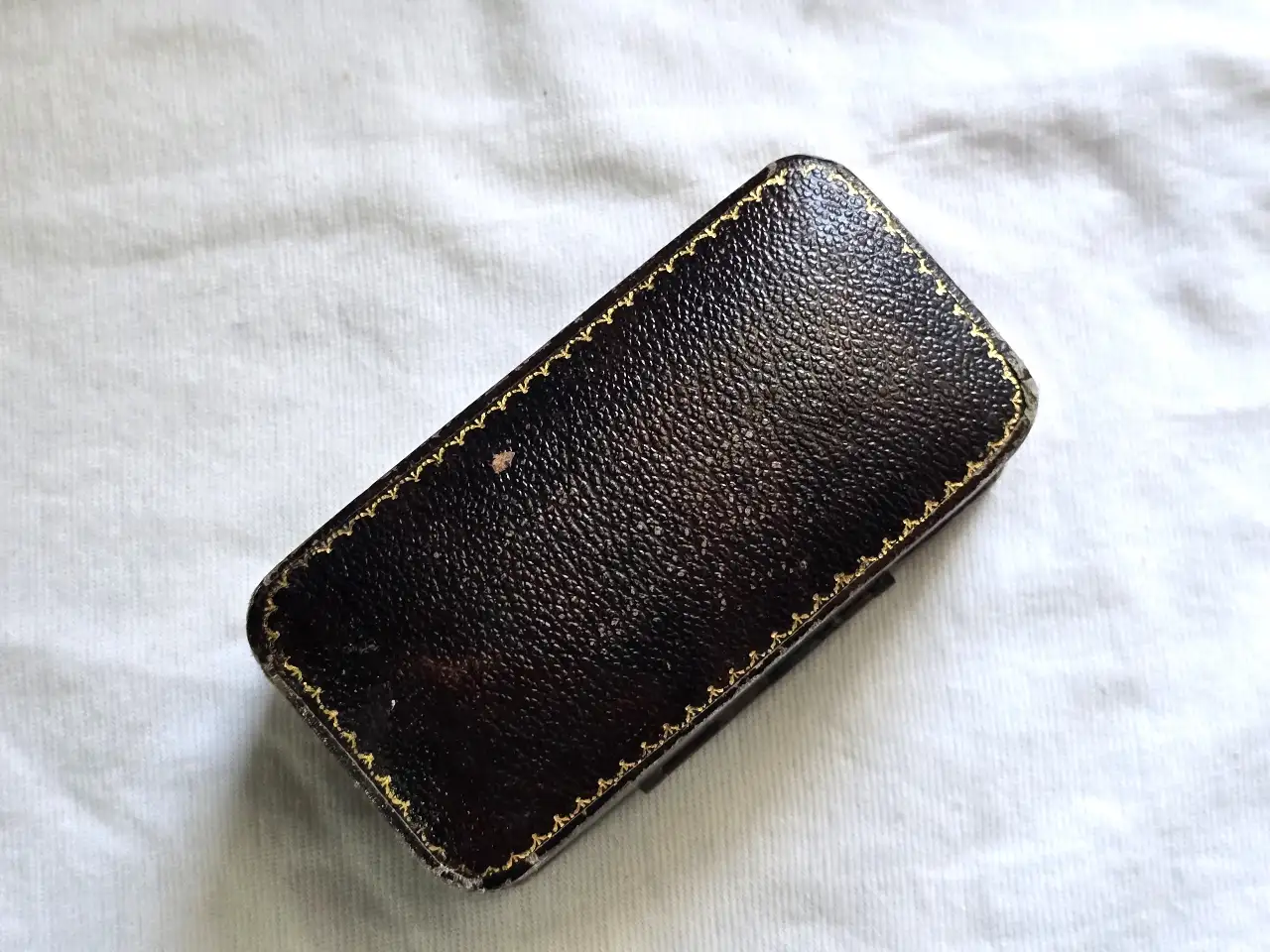 זוג קופסאות קטנות לתכשיטים מעטפת דמוי עור ישנות עד עתיקות הקופסאות מרופדות בפנים מידות הגדולה 9\4\4 ס'מ .המידות של הקטנה 7\3\2 ס'מ