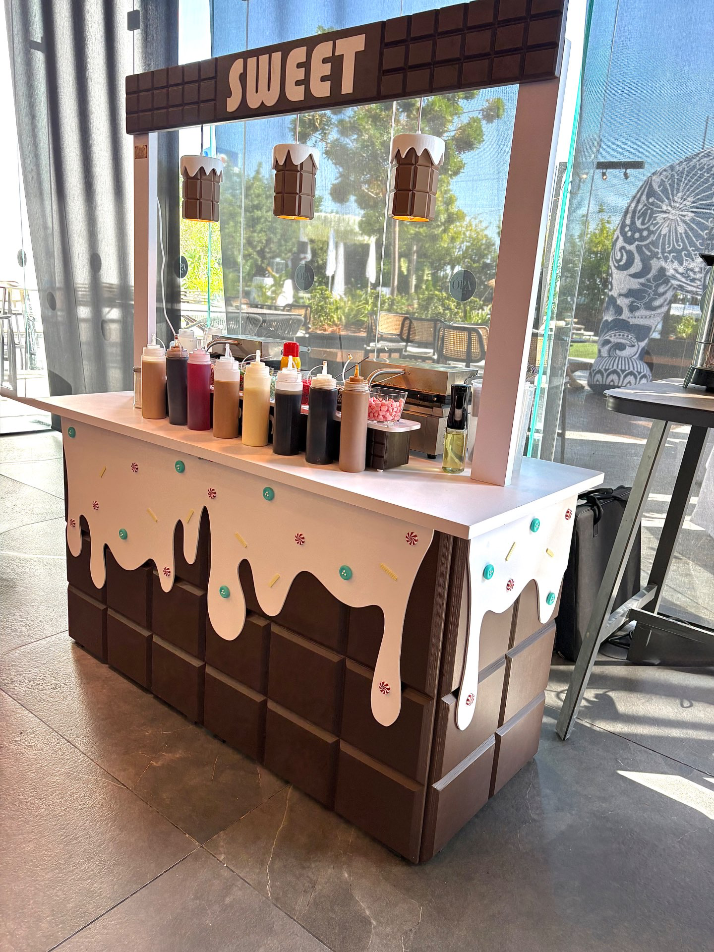 מזנון וופל בלגי ודונאטס משולב.