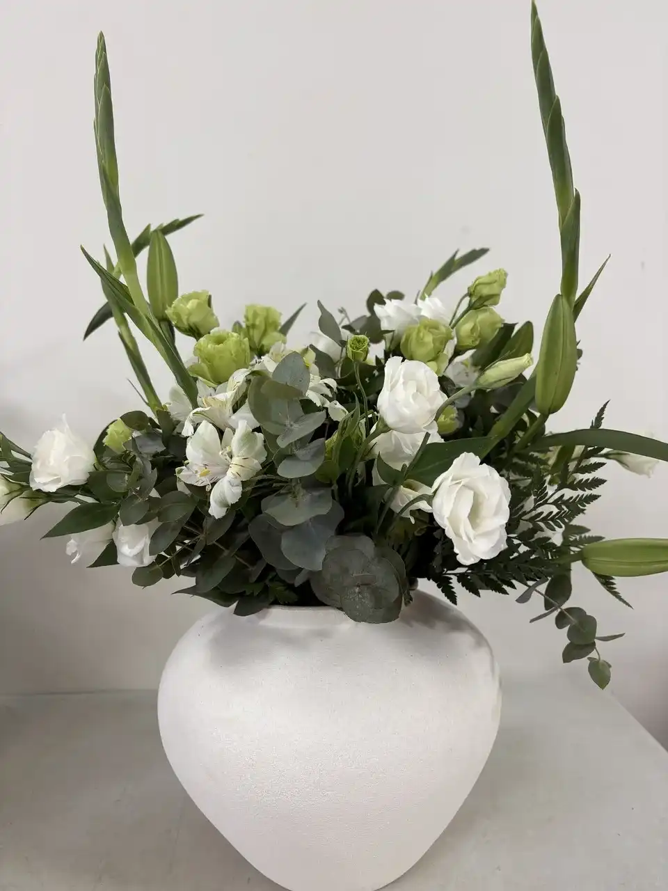 סידור פרחים בכלי חרס לבן