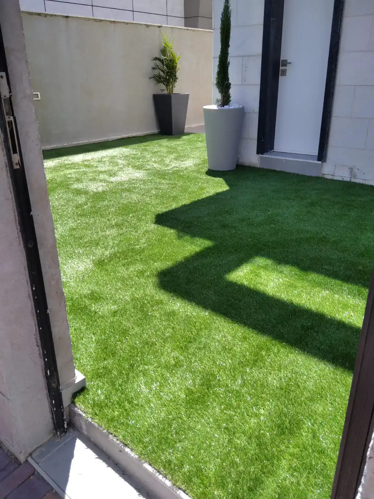  התקנת דשא סינטטי