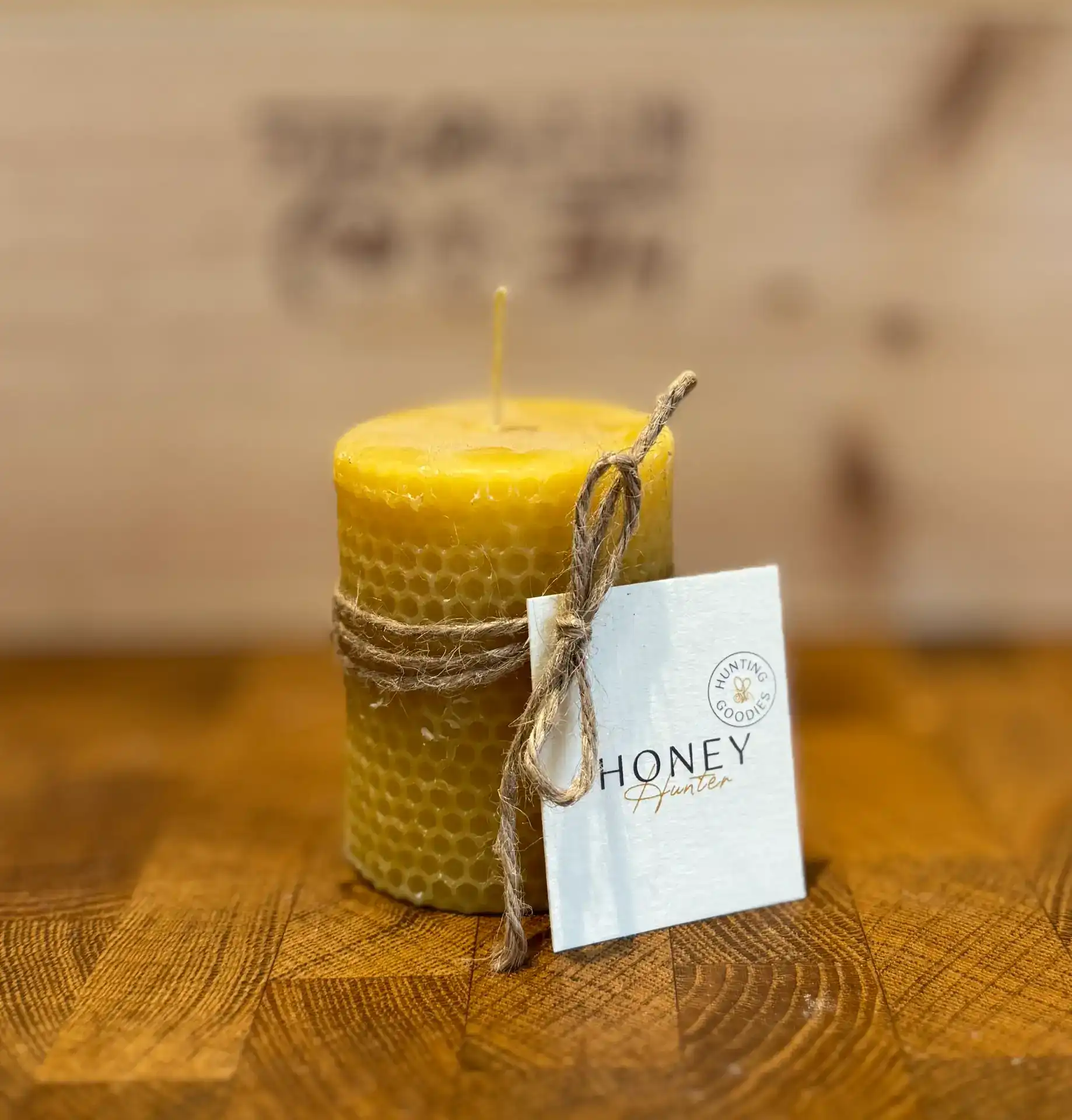 נר יצוק טבעי בריח דבש עדין בעיצוב נקי ונעים | Honey Hunter