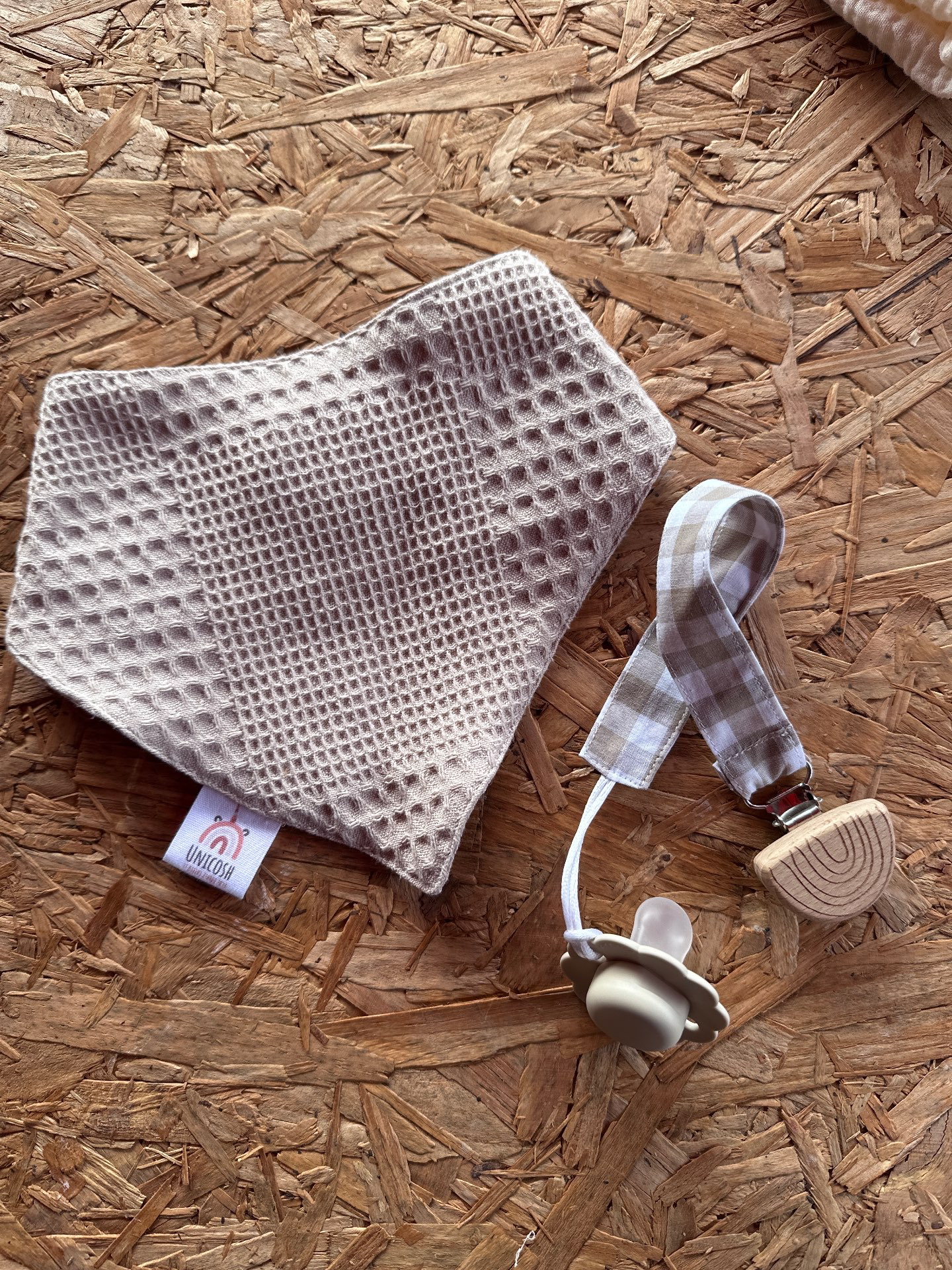 מארז מחזיק מוצץ וסינר בנדנה