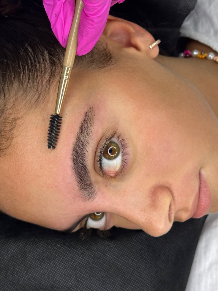 עיצוב גבות טבעיות