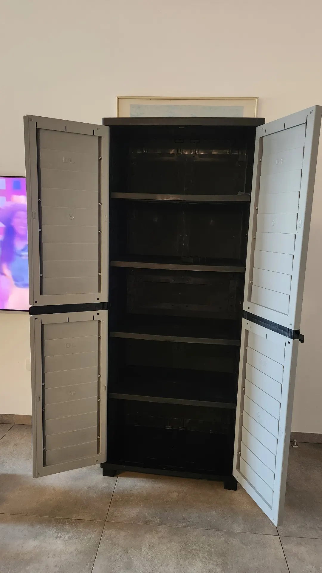 הרכבת מידוף וארונות פלסטיק  לבית והמחסן 