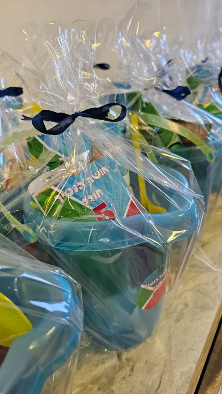 דלי וכף עם טרופית וחטיף