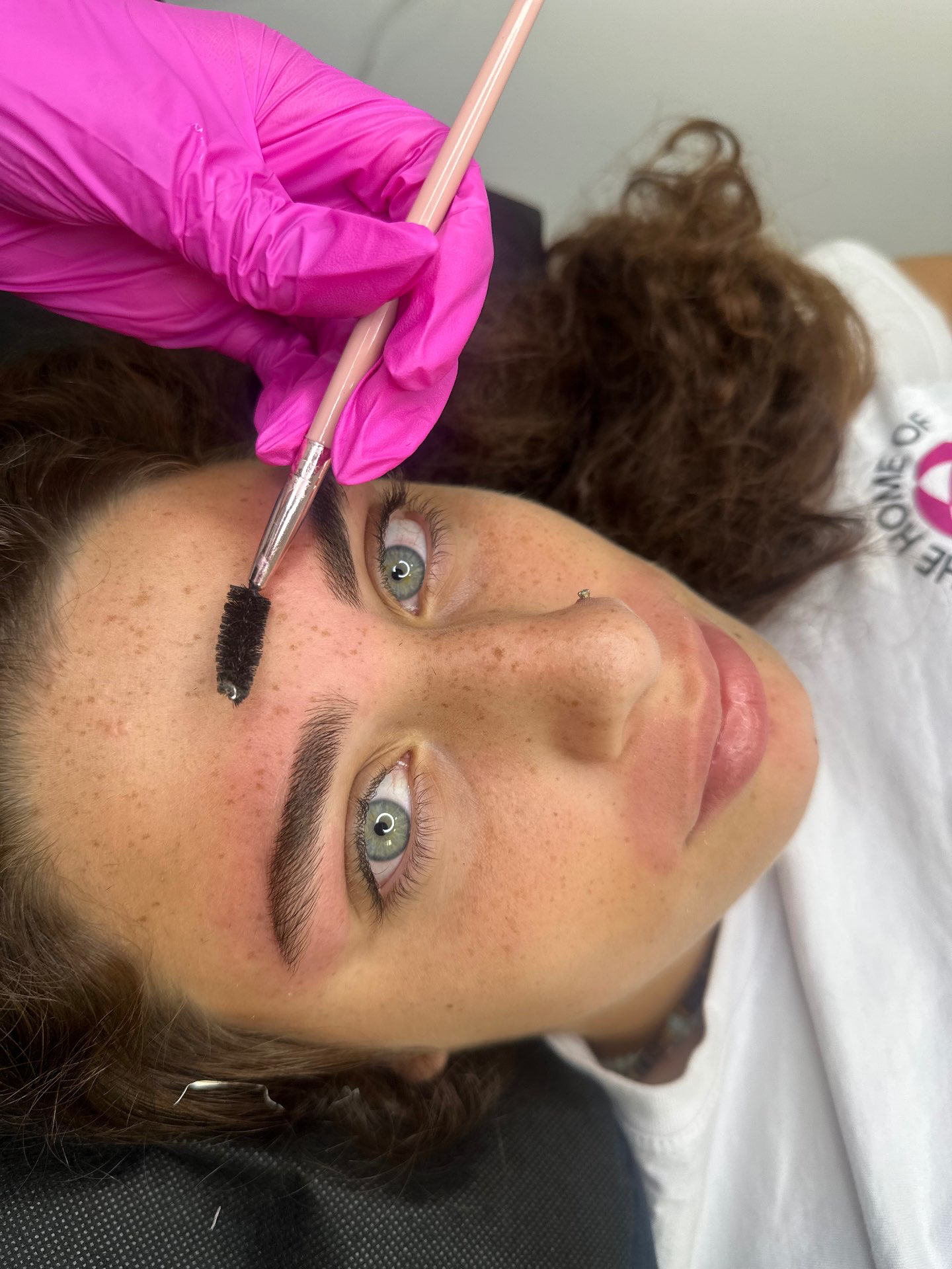 עיצוב גבות טבעיות