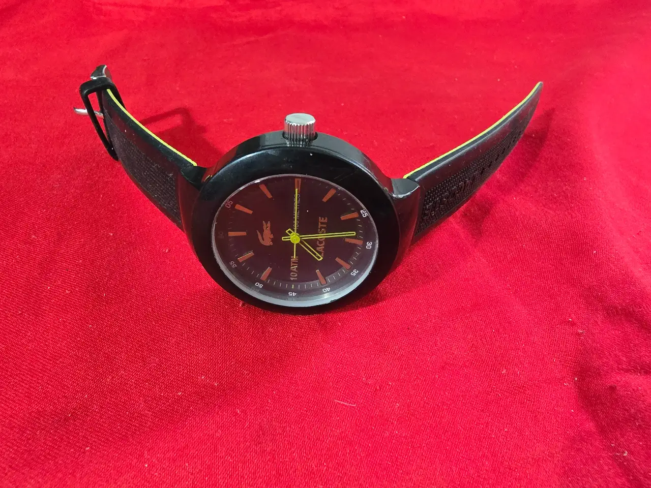 שעון ספורט מצב כחדש במצב עבודה השעון מעוצב בסגנון Lacoste (לקוסט) המותג הצרפתי השעון בגימור שחור עם נגיעות של ירוק