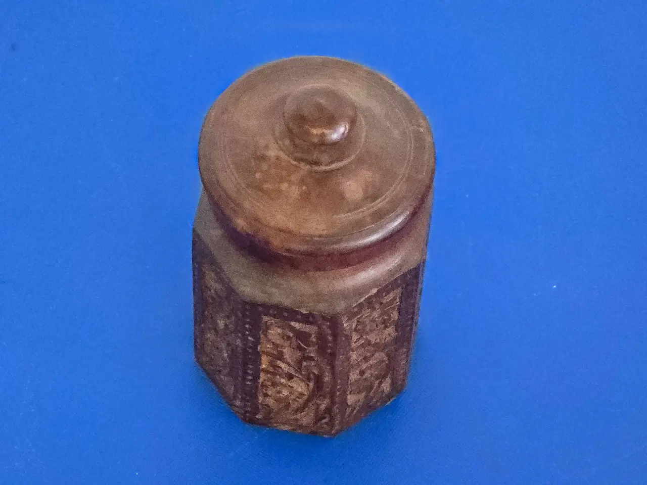 קופסת עץ ישנה מעוטרת בתבליטי פרחים לכל היקפה גובה 13 ס"מ בסיס 8 ס"מ