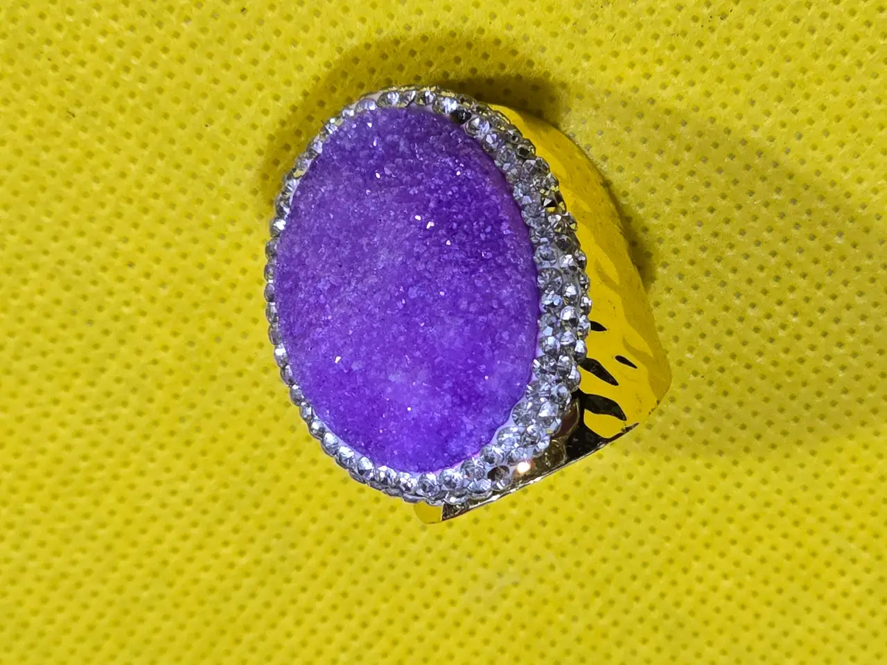 טבעת מהממת מתכווננת ציפוי זהב אבן אמטיסט טבעי ואבני סברובסקי מסביב