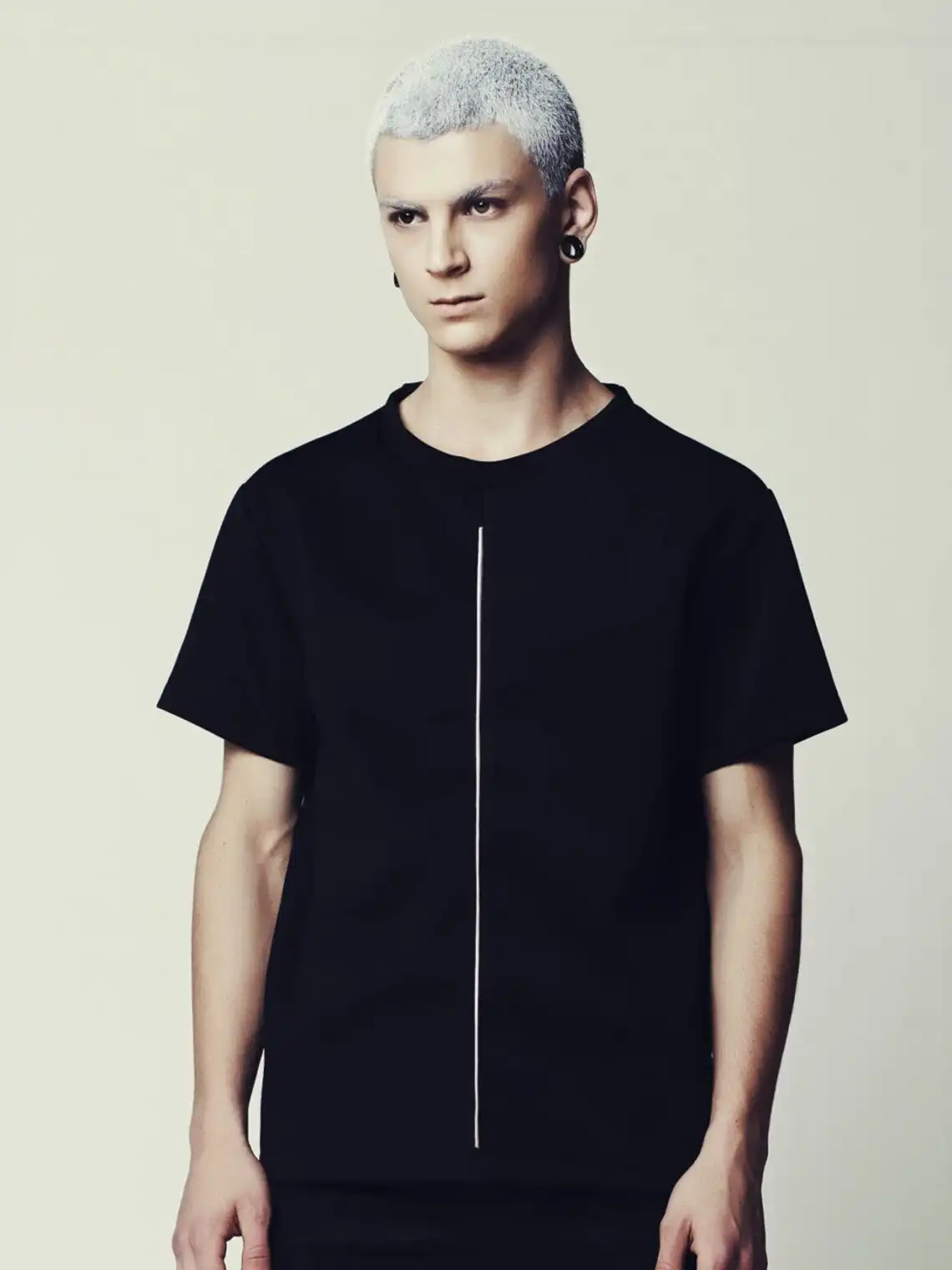 חולצת סקובה שחורה לגברים: טי שירט מינימליסטית עם פסים ושרוול קצר