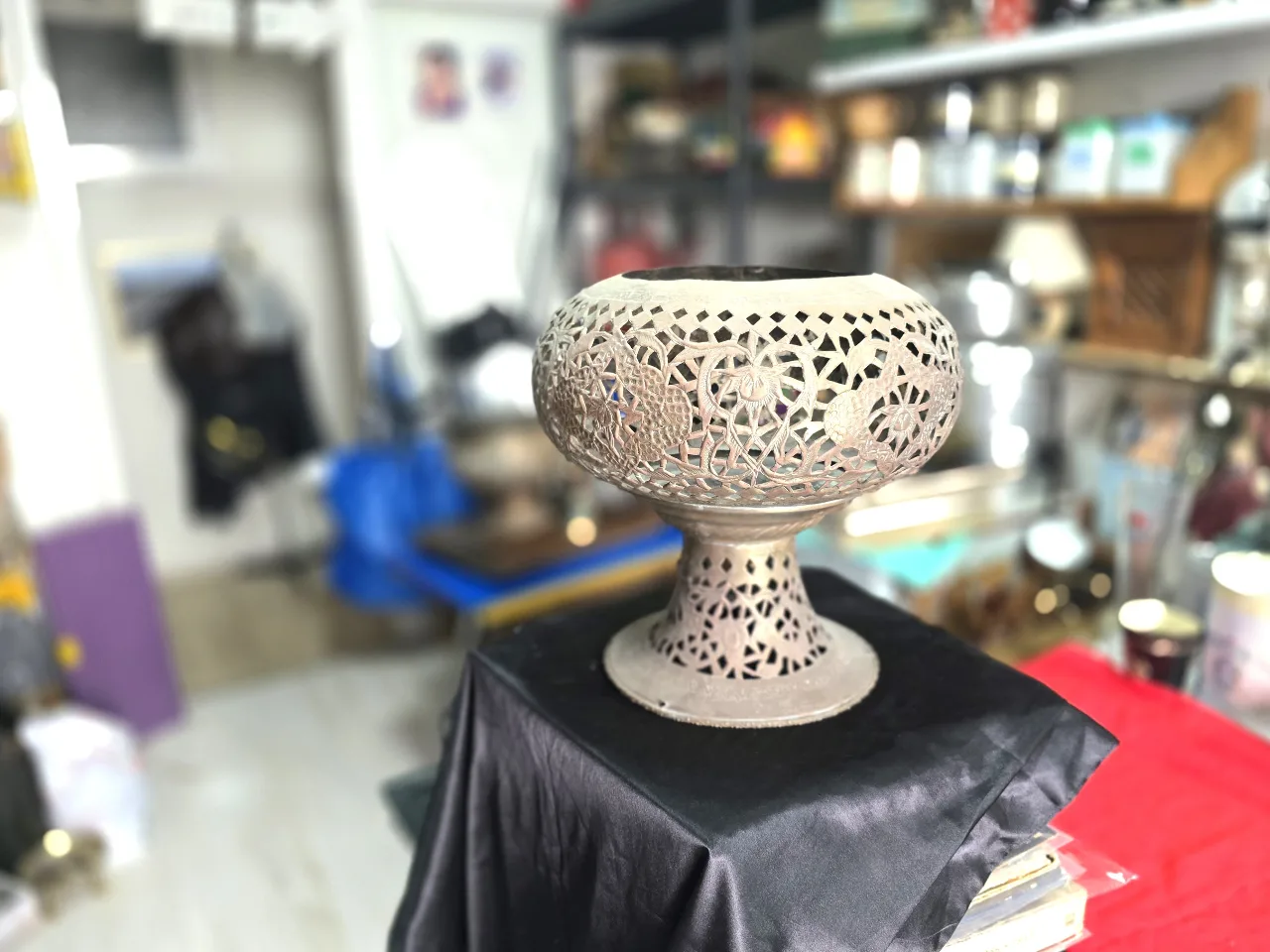 בית מנורה או לנר פרסי עתיק מנחושת אדומה, גדול ומיוחד, מעוטר עבודת "ניסור חסר", קוטר 30 ס"מ, גובה 30 ס"מ