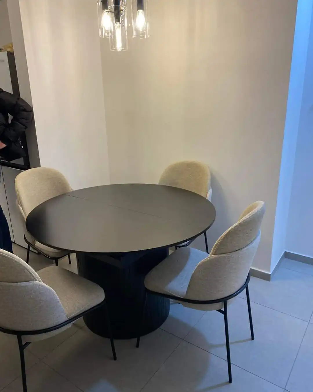 שולחן עגול שחור