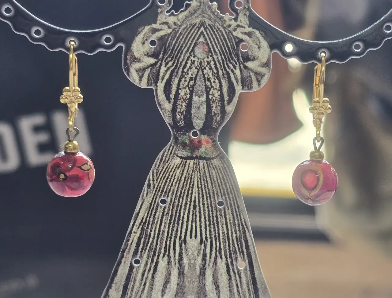 זוג עגילי קוראל עץ וסוגרים ציפוי זהב