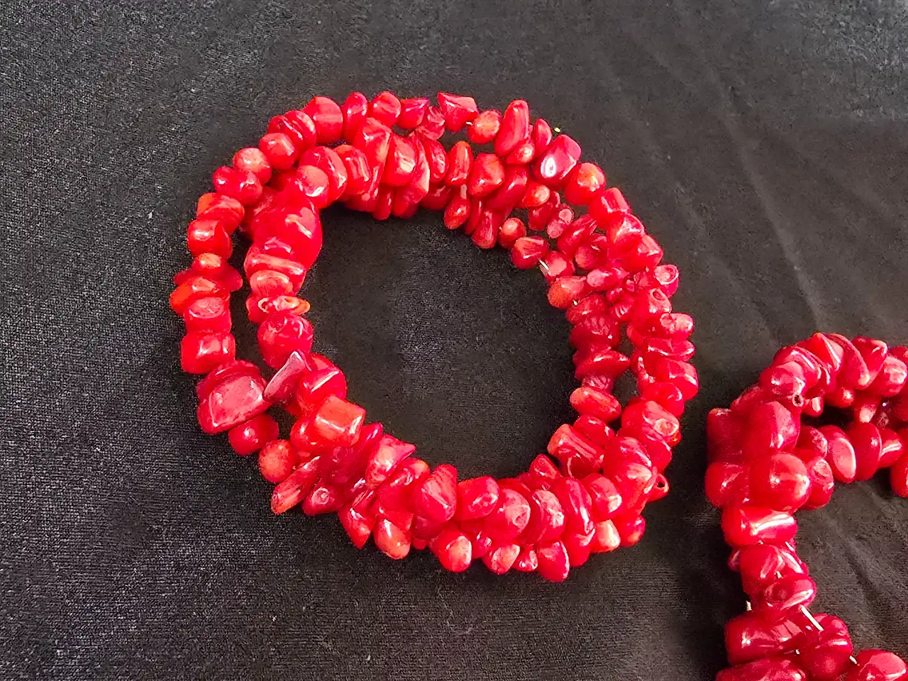 זוג צמידי קוראל דגם נחש נמתח חרוזים אסימטריים צבועים .