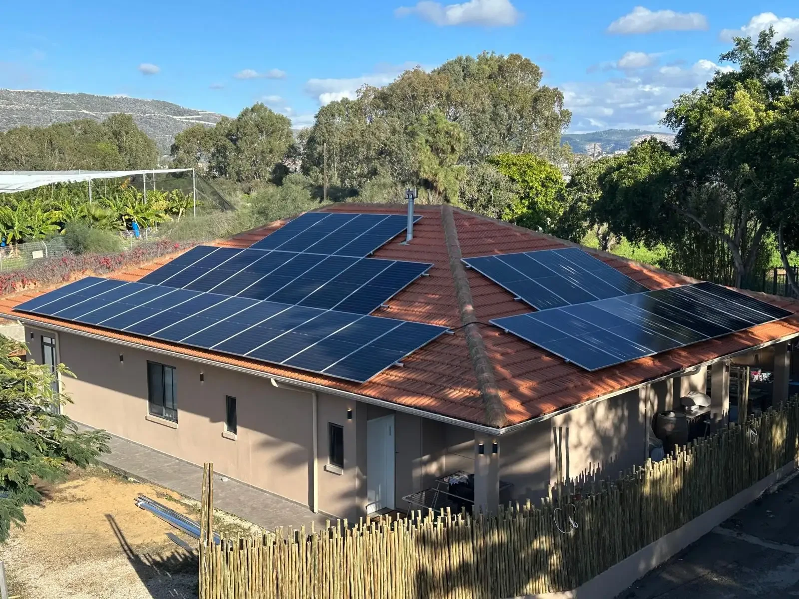 התקנת מערכת סולארית לגגות פרטיים