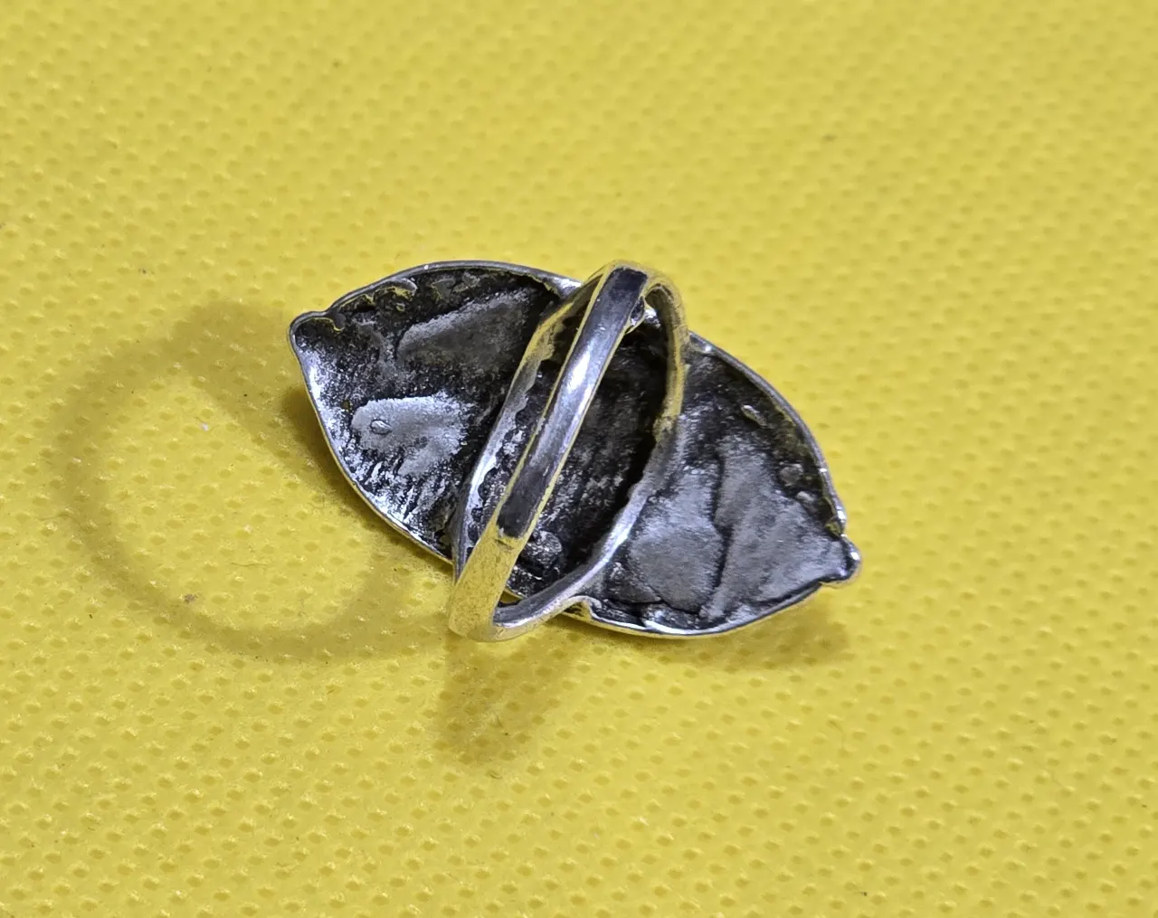 טבעת כסף משובצת באבן אופל. הערכה-מידה 5.5\6