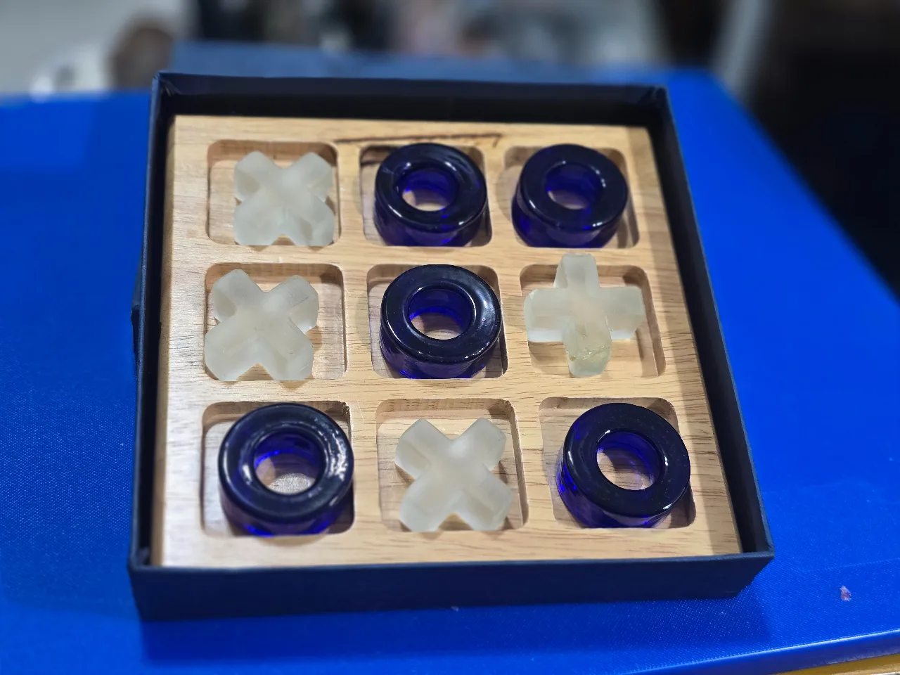 משחק איקס-עיגול (איקס מיקס דריקס) כולל לוח עץ וחלקים בצבעי כחול וקרם נתון באריזה מקורית