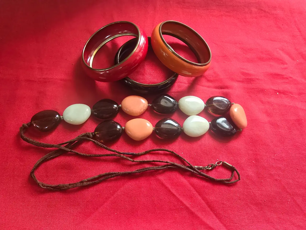 סט של תכשיטי אופנה בצבעים חמים 3 צמידים בצבעים אדום שחור וכתום השרשרת עשויה מחרוזים גדולים ושטוחים כמו חלוקי נחל וינט'ג שנות ה..70