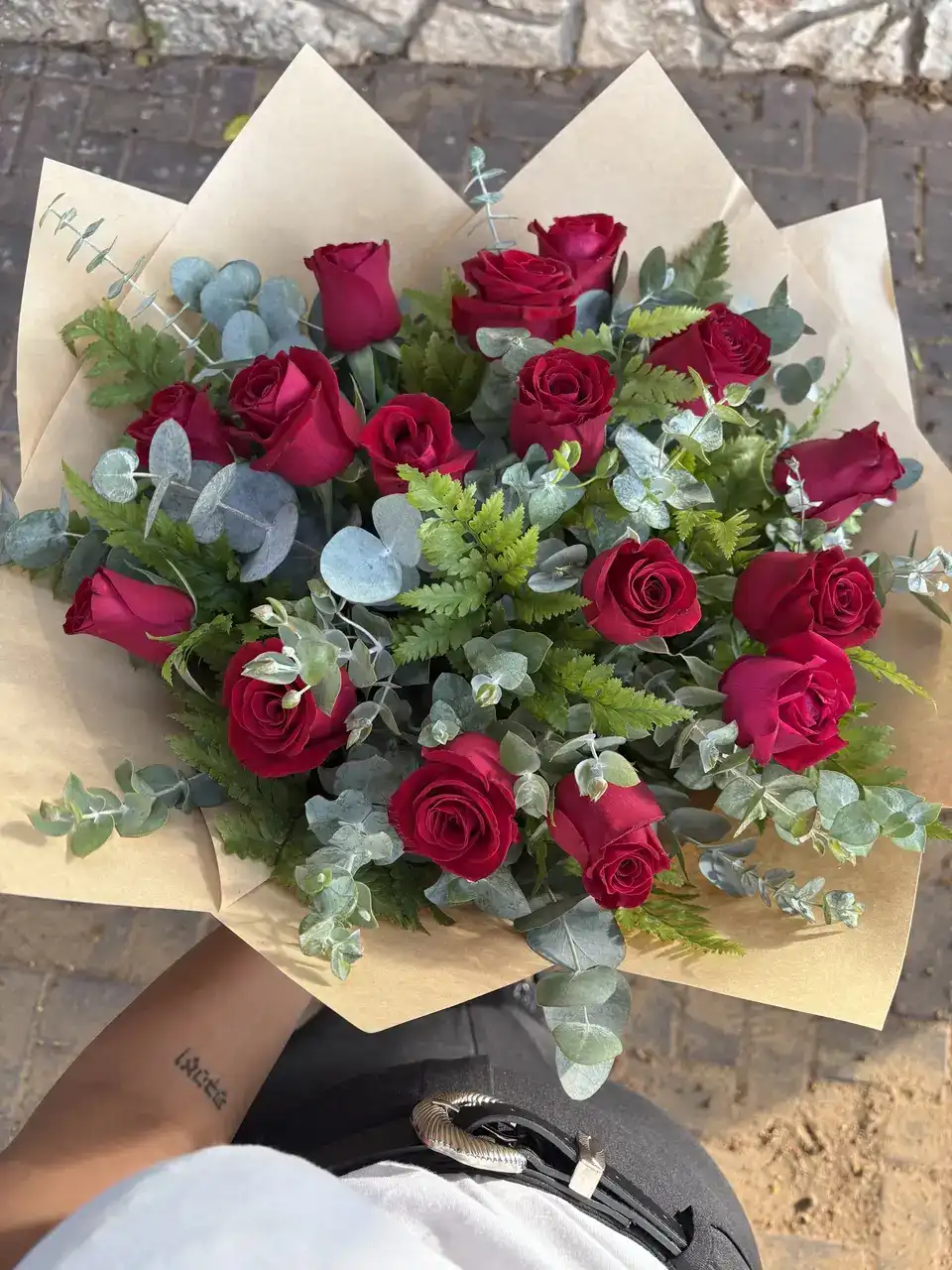 זר 16 ורדים אדומים בשילוב ירק