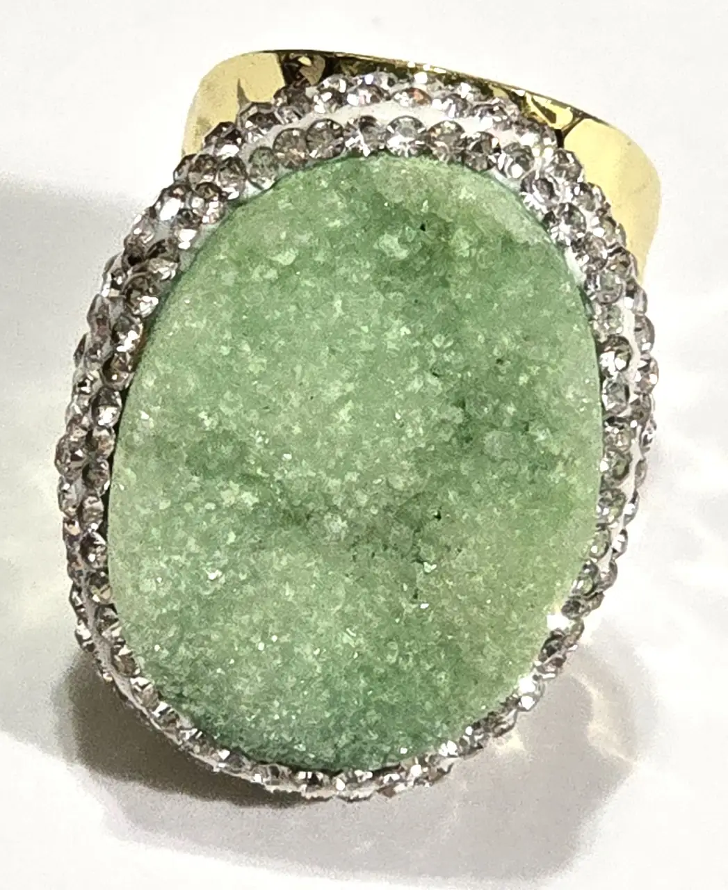 טבעת מדהימה בעבודת יד! משובצת באבן מחוספסת נוצצת גבישית בצבע ירוק