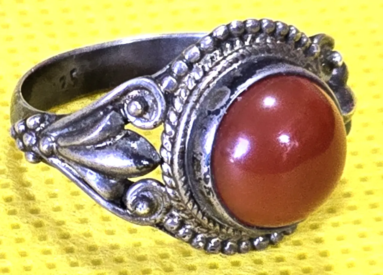 טבעת כסף ישנה ומרשימה באיכות מעולה....שבוץ אבן קורנילאן