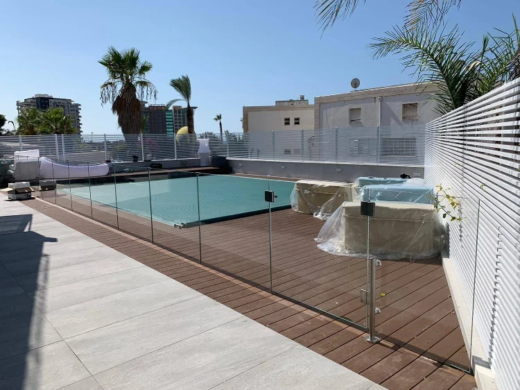 מעקות זכוכית למדרגות ולמרפסת