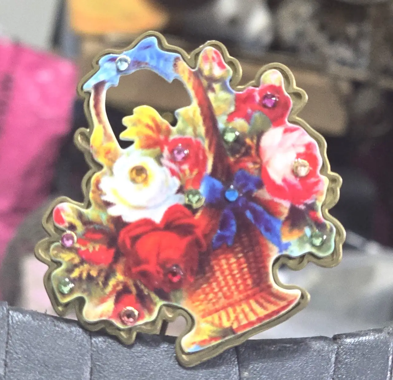 סיכה לבגד של מיכל נגרין אבני סברובסקי צבעים מרהיבים