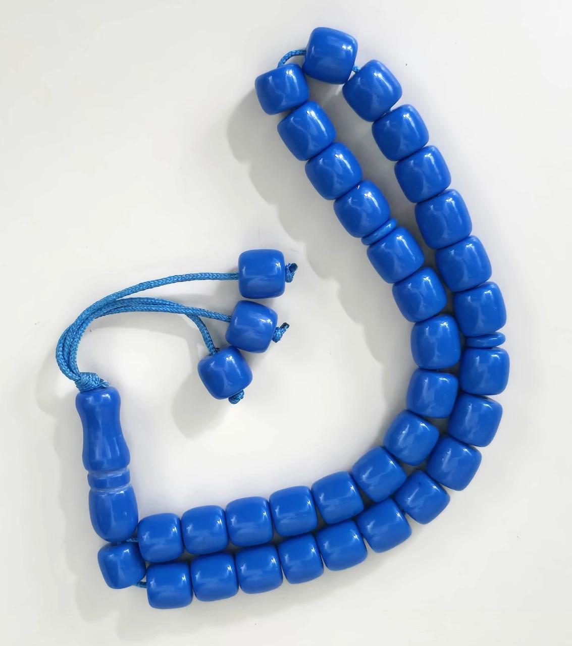 מאסבחה - 33 חרוזים גדולים בצבע כחול (להגנה מפני עין הרע), עם אימאם ומפרידים. 3 חרוזים בקצה. יפה מאוד. ישנה מאוד. במצב שמור וטוב מאוד