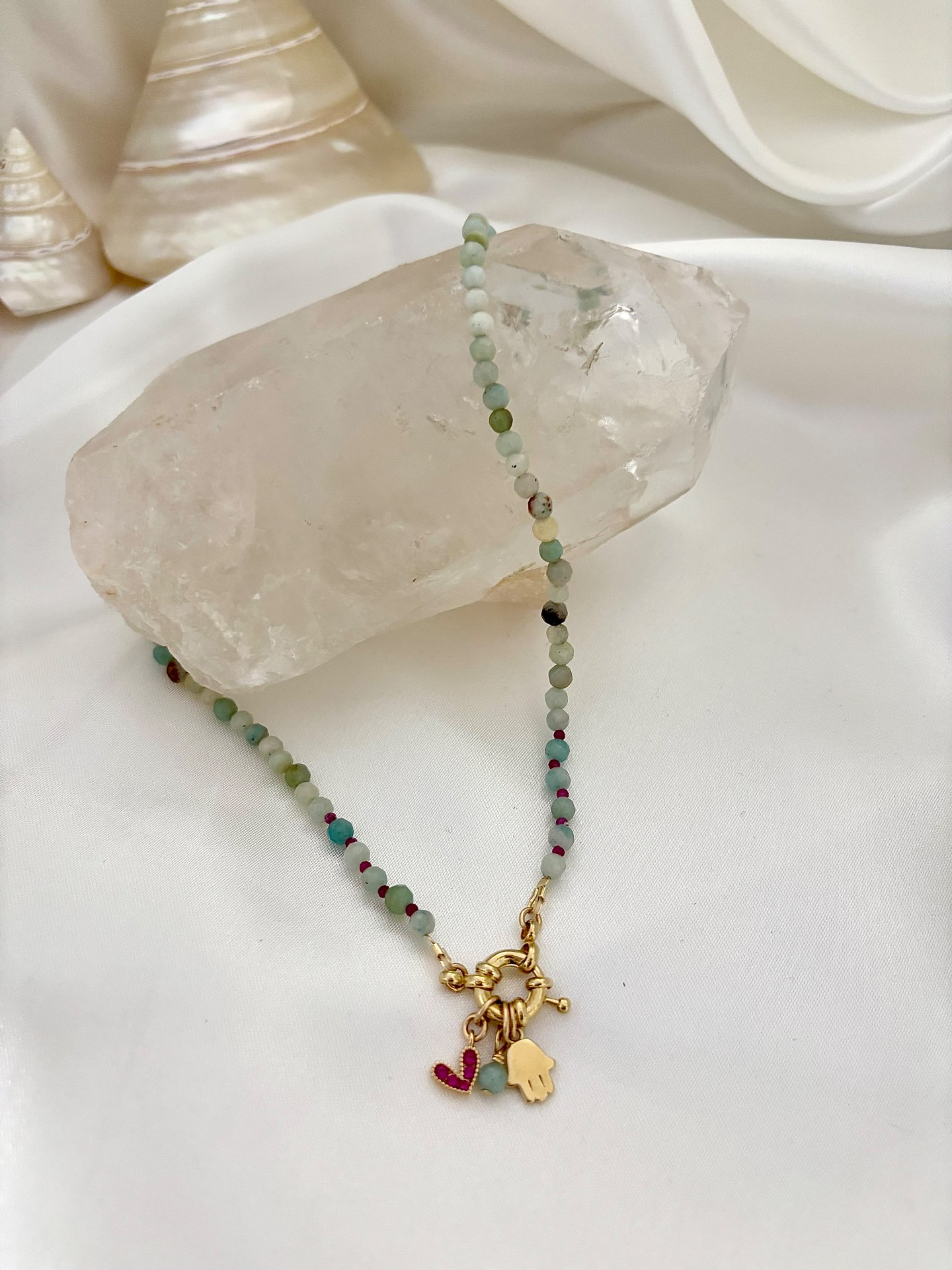 אורלי – שרשרת מאבני אמזונייט בשילוב רובי