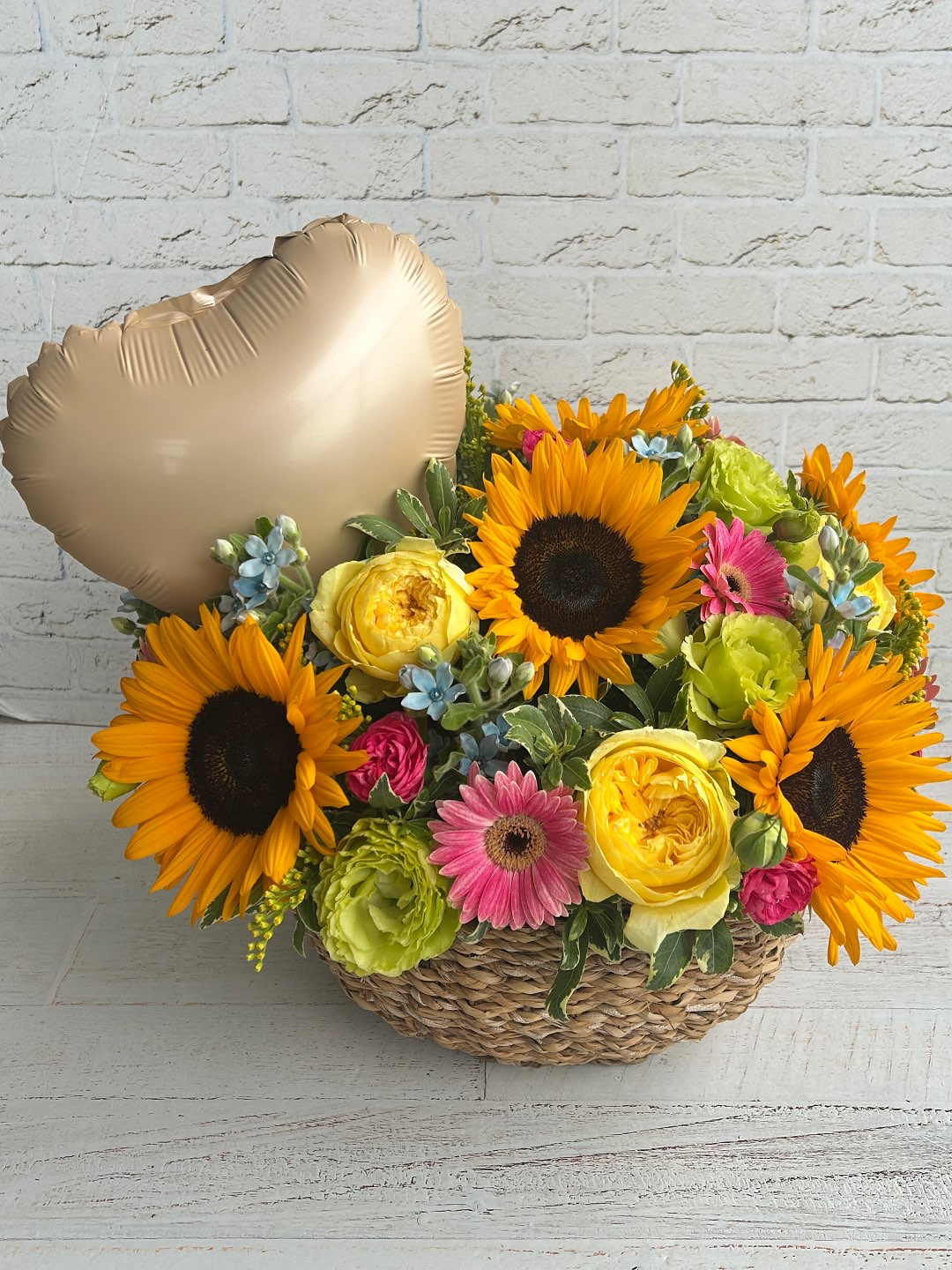 סלסת פרחים עם בלון 420₪