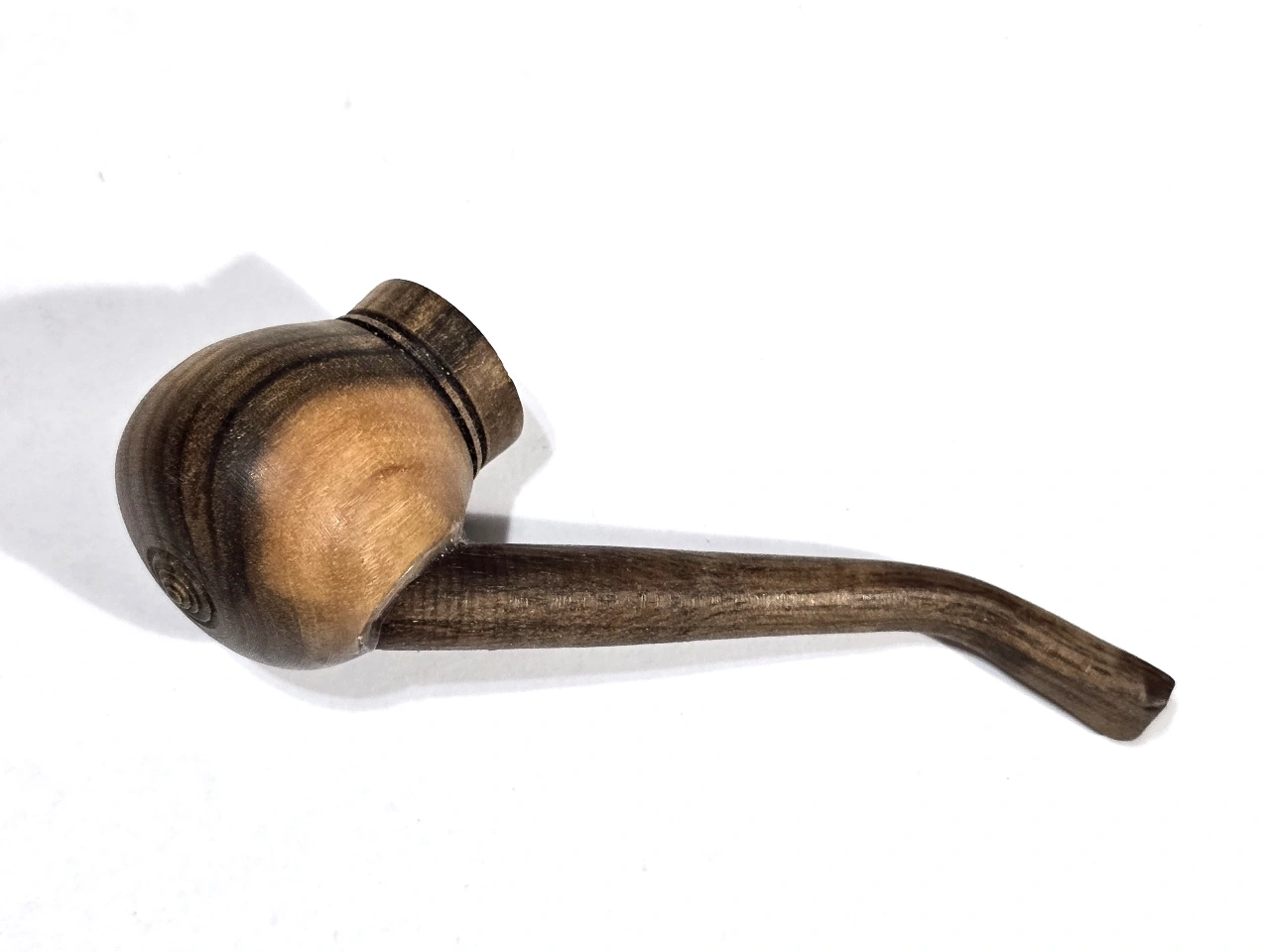 Pipe מקטרת מגולפת מעץ מלא בעבודת יד. Pipe מקטרת מגולפת מעץ מלא עבודת יד. מצב כחדש, לא היתה בשימוש. אורך - 11 סמ
