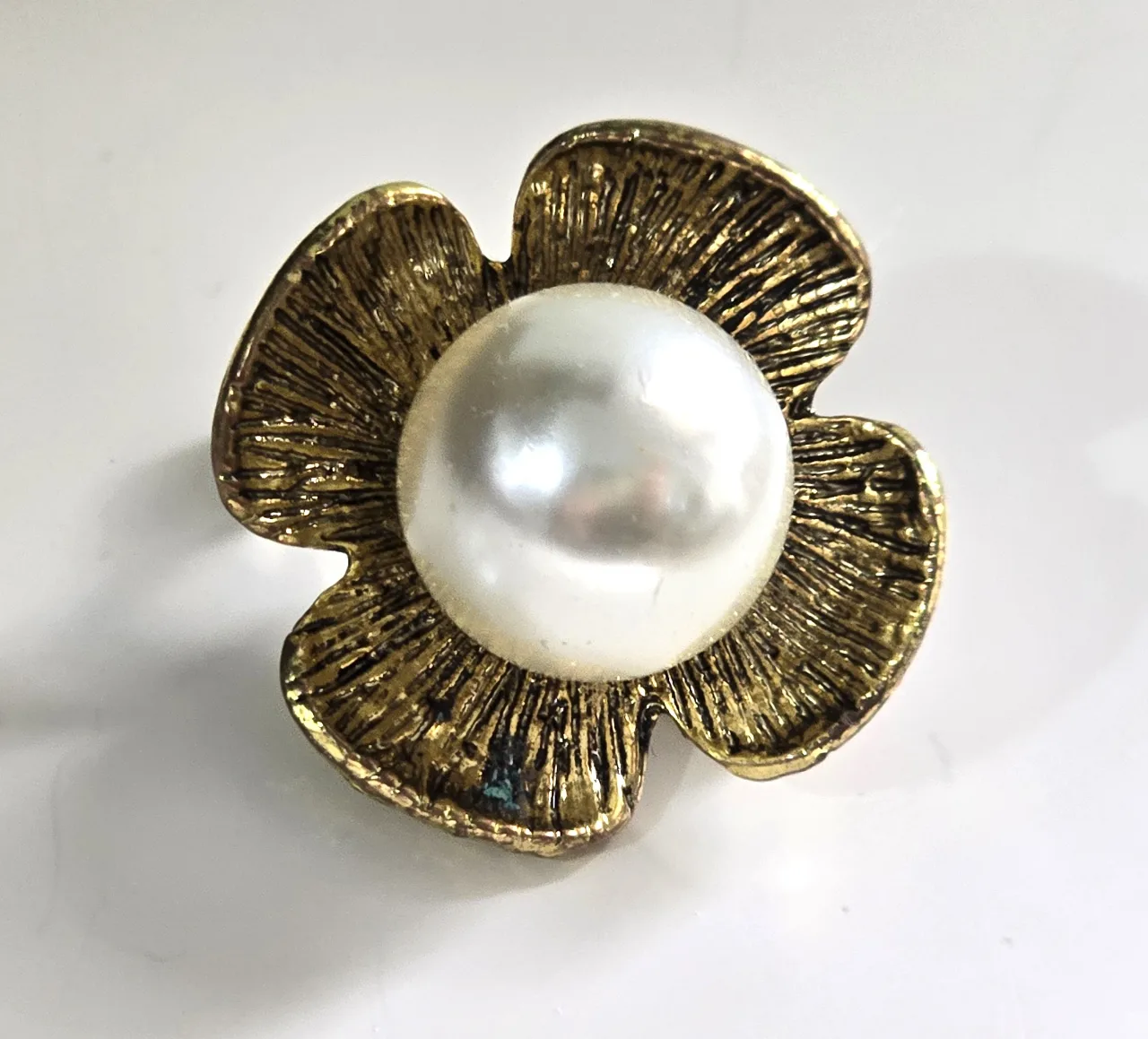 סיכת פנינה ופרח וינט'ג אופנתית