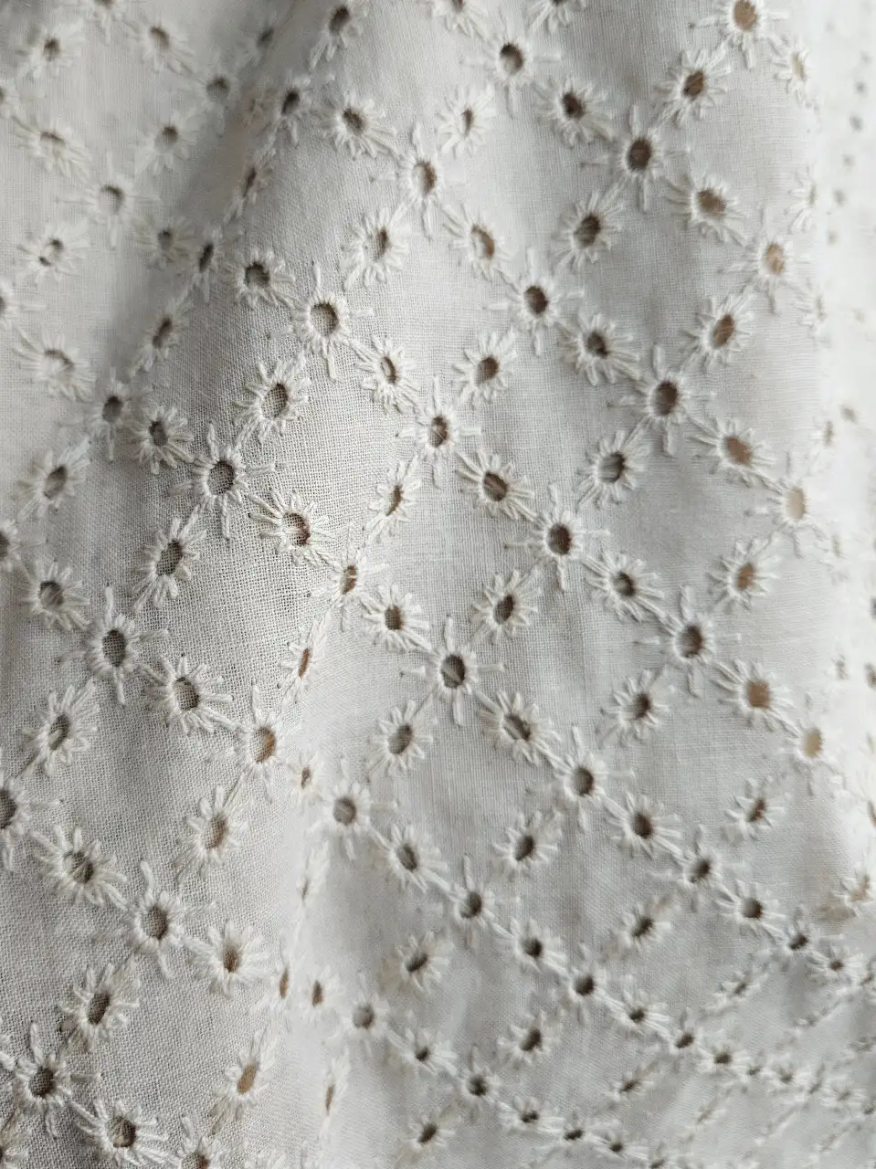 כותנה תחרה שווצרי קיים בלבן , בג, שחור.