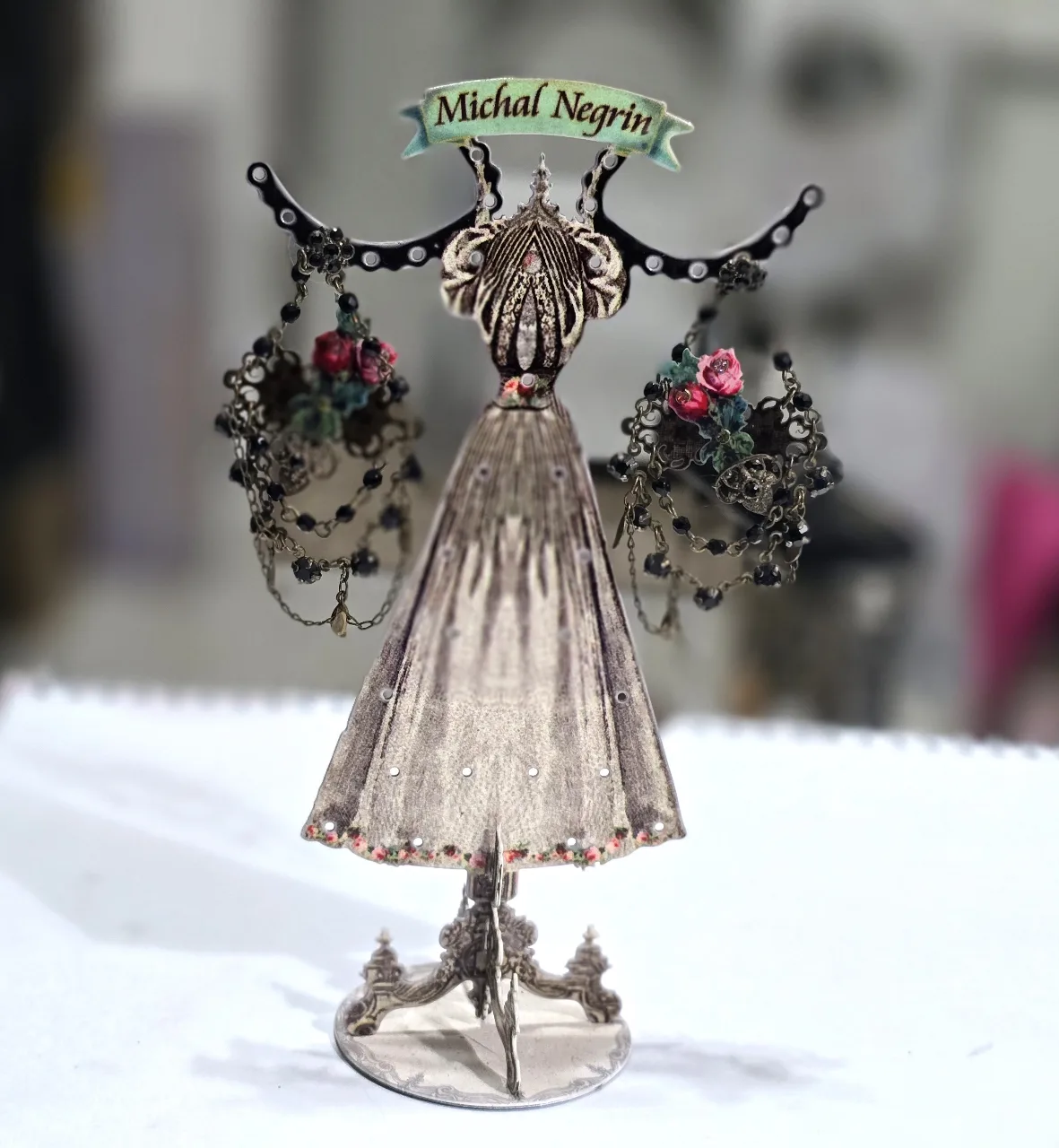 עגילי מיכל נגרין מעוטרת בפרחים ואבני סברובסקי