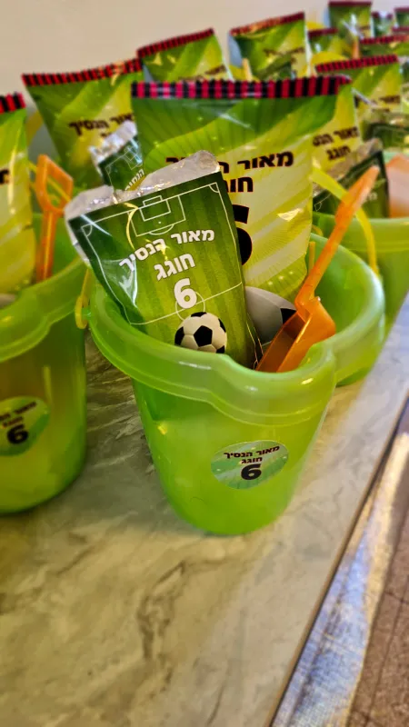 דלי וכף עם טרופית וחטיף