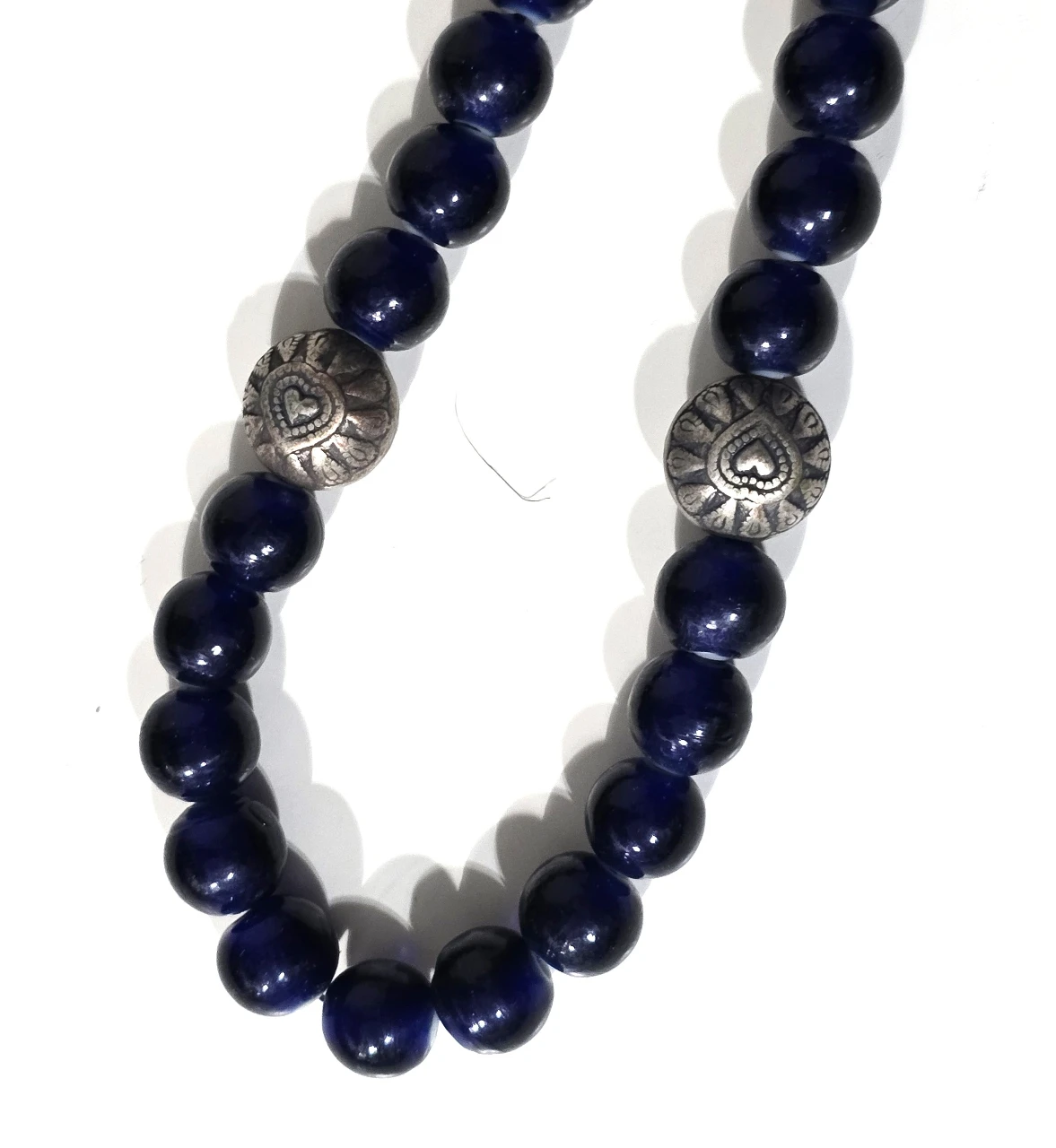 מחרוזת תפילה איסלמית מאסבחה בעלת 33  חרוזים צבע האבן כחול עמוק החרוזים אבני לאפיס .המחרוזת מעוטרת באלמנטים של כסף
